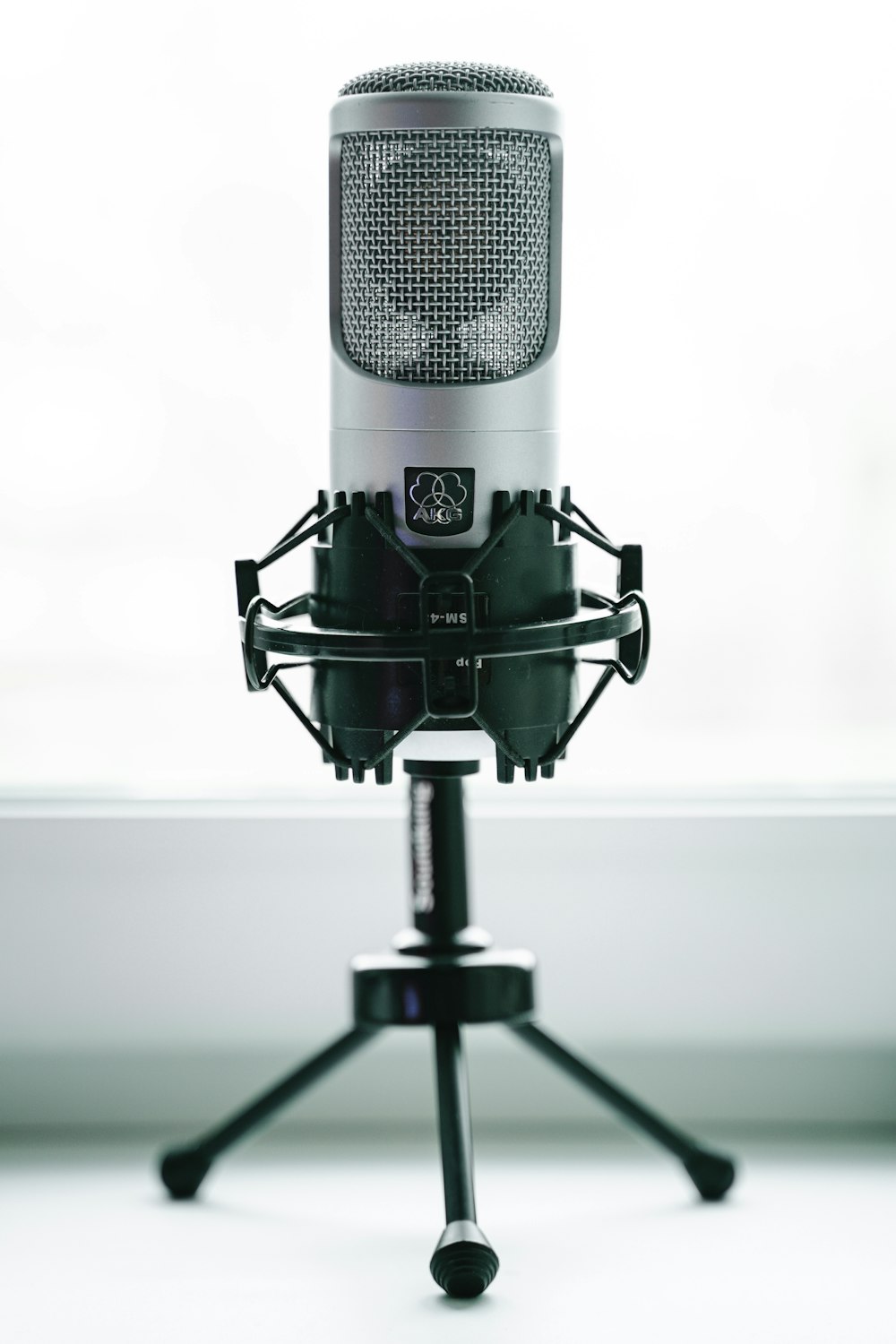 schwarz-graues Mikrofon mit Fuß