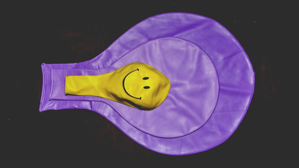 emoji amarillo en ilustración de corazón púrpura