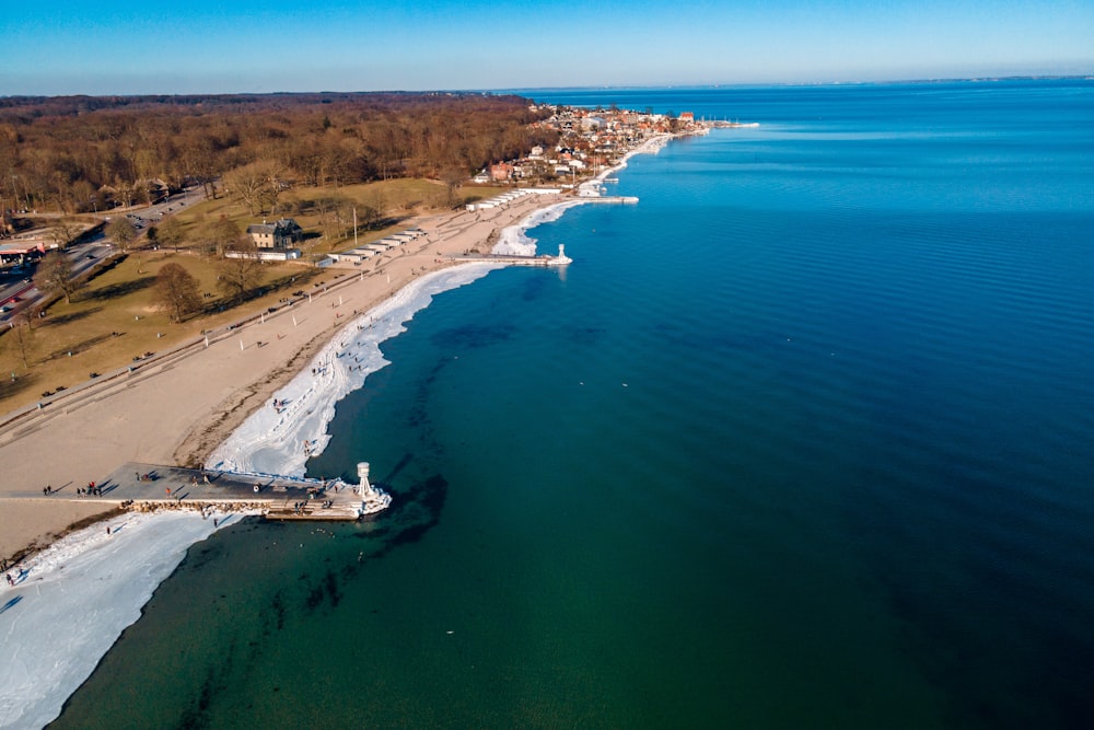 Luftaufnahme des Strandes während des Tages