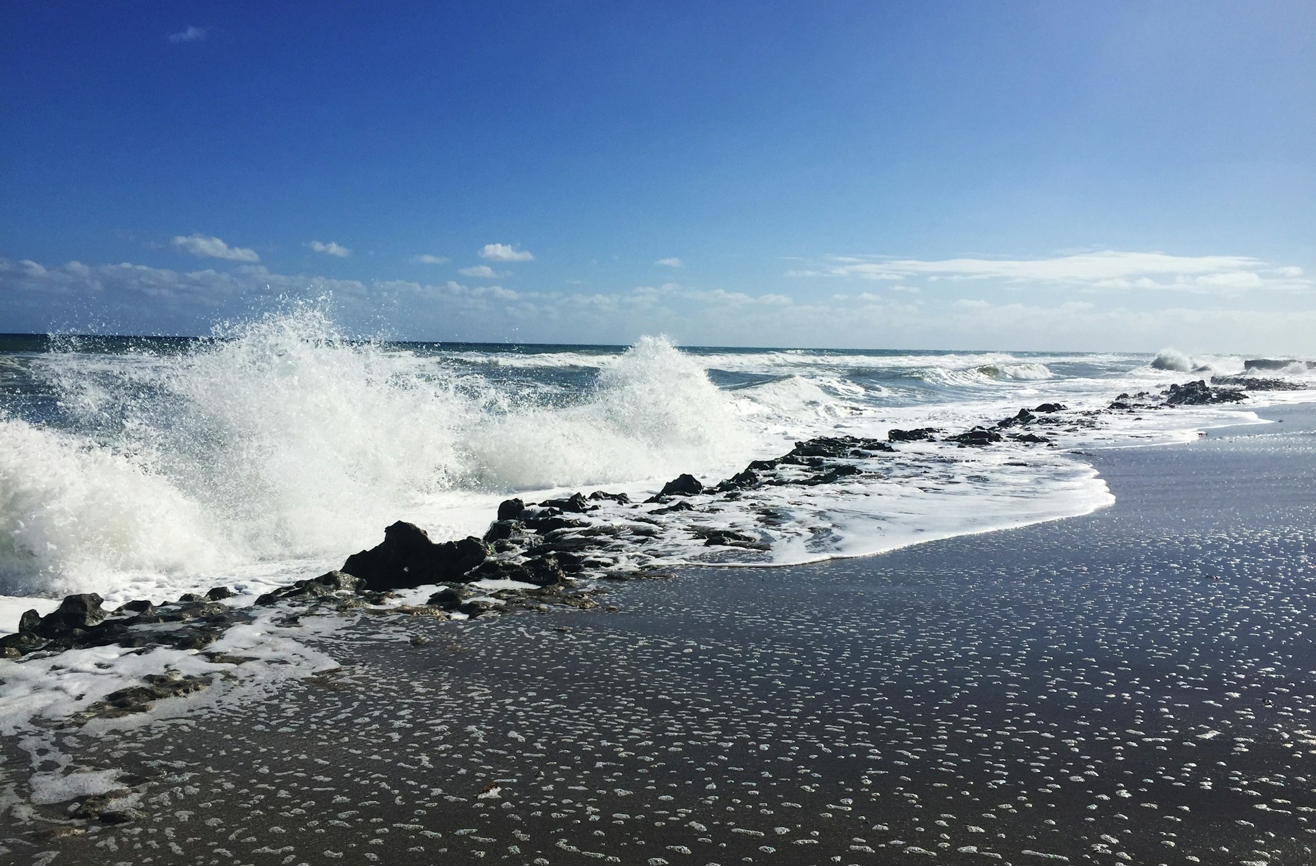ocean waves crashing on shore during daytime