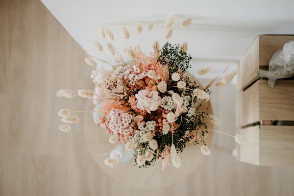 Bouquet contemporain de fleurs séchées suspendu
