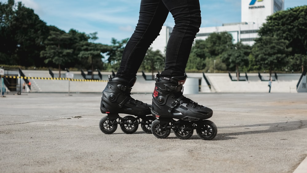 personne en bottes en cuir noir conduisant une moto noire pendant la journée