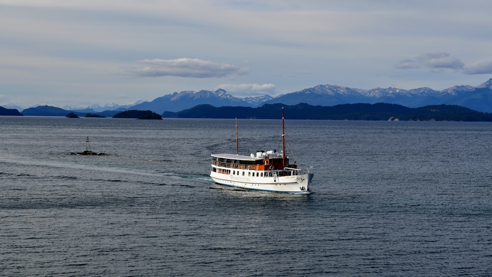 barco branco e preto no mar durante o dia