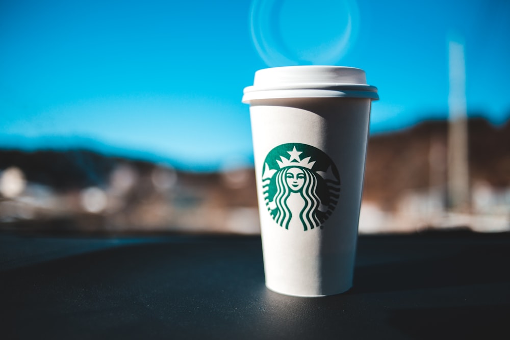 Weißer und grüner Starbucks Einwegbecher