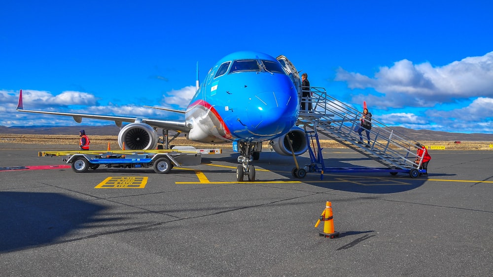 Blau-weißes Flugzeug tagsüber am Flughafen