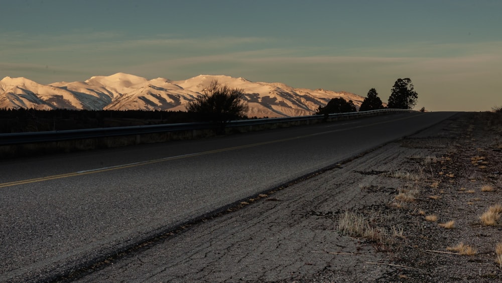 日中のブラウン山脈近くの黒いアスファルト道路