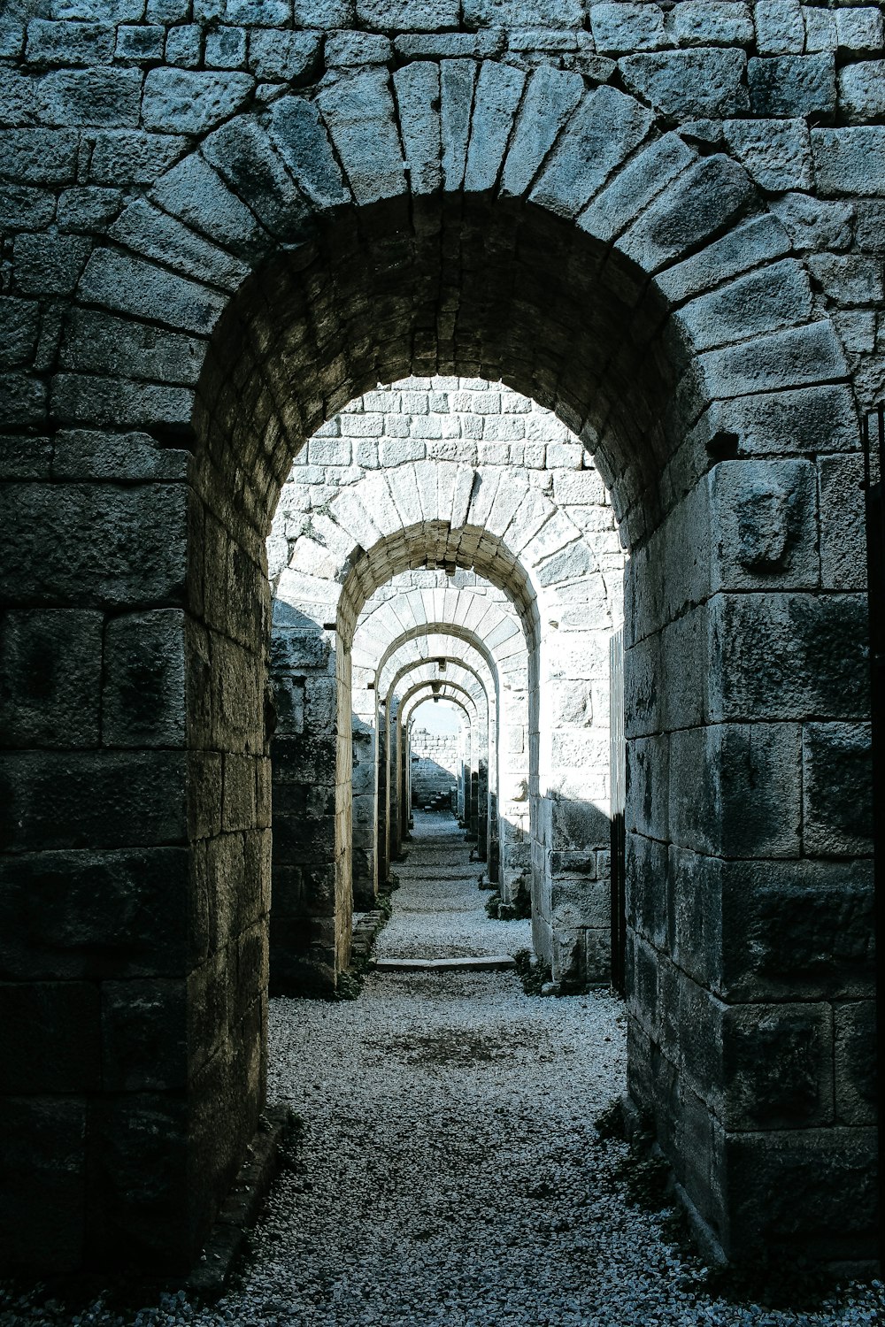 Túnel de hormigón gris durante el día