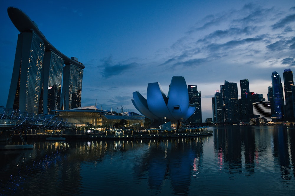 Cuerpo de agua cerca de edificios de la ciudad durante la noche