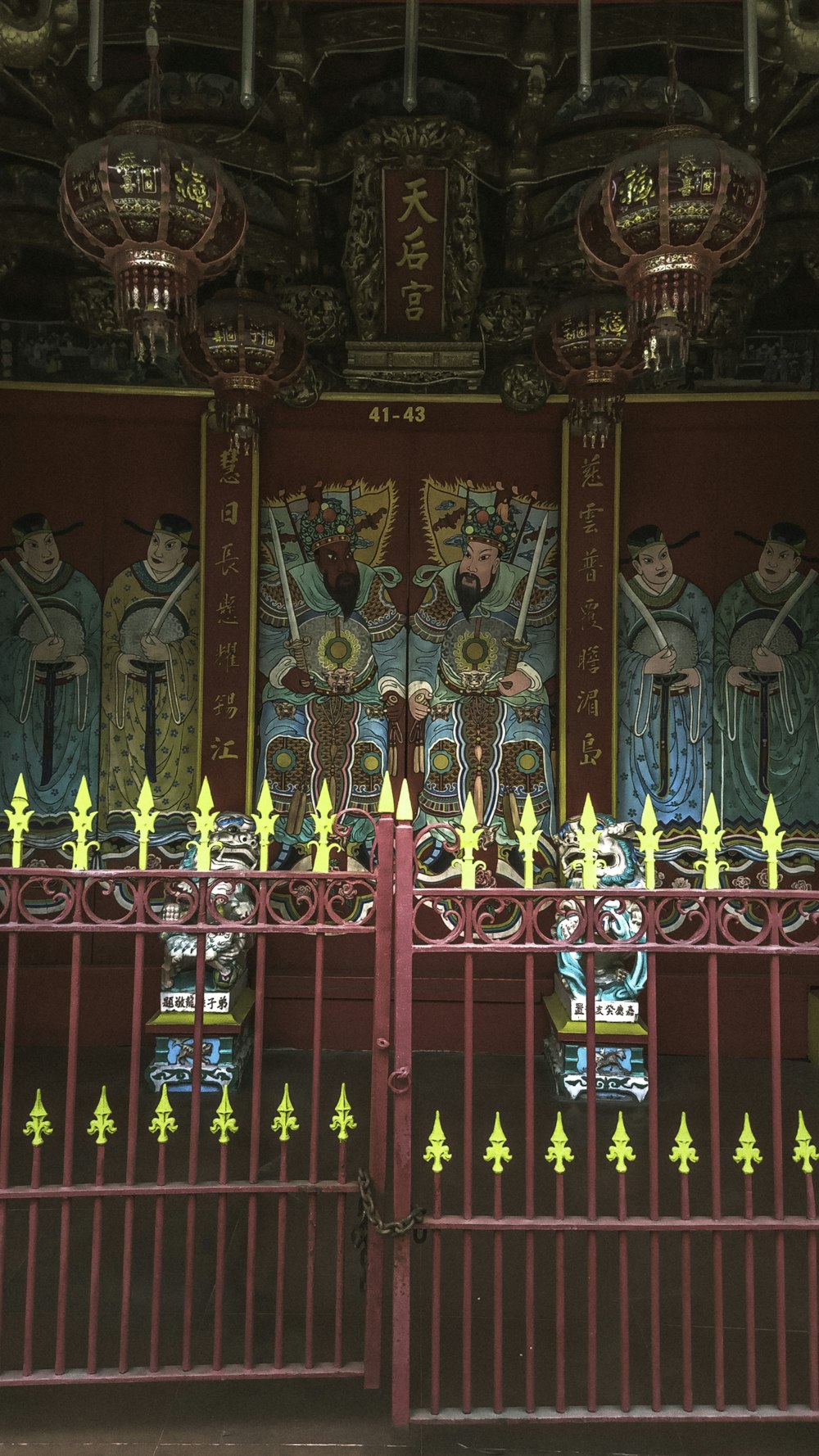 赤と金のヒンドゥー教の神の壁の装飾
