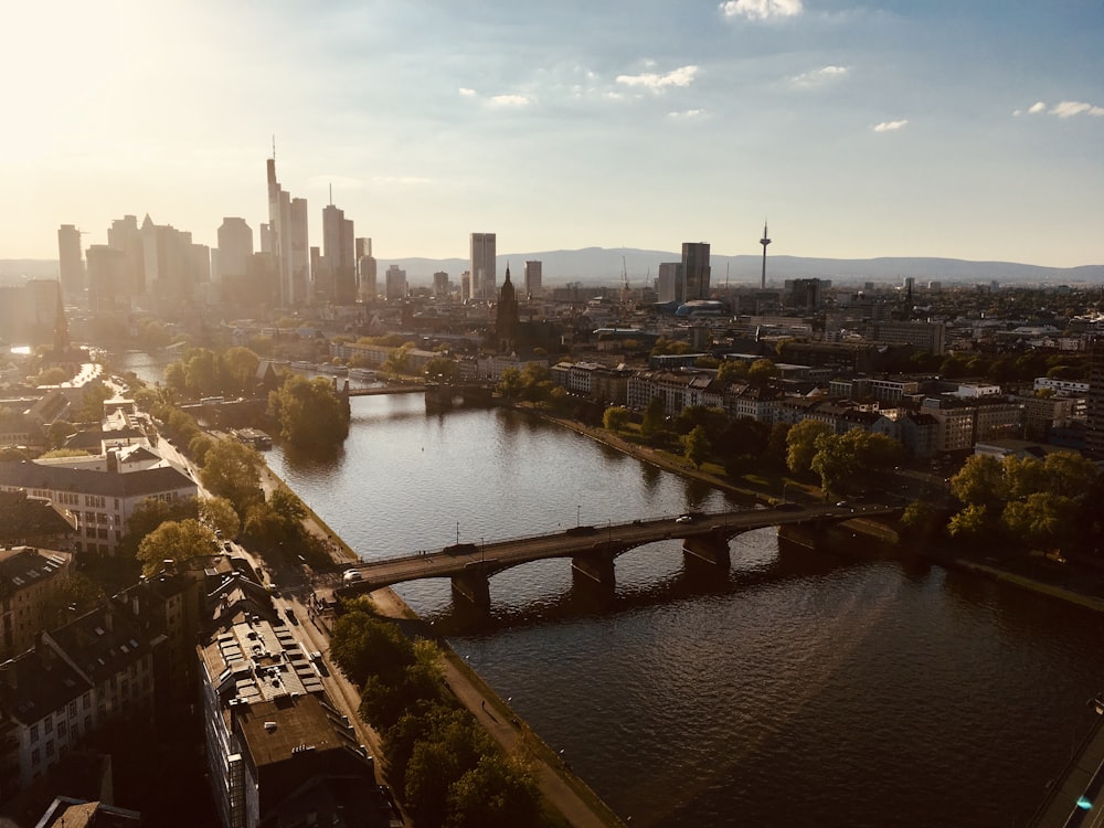 Fluss zwischen Stadtgebäuden tagsüber