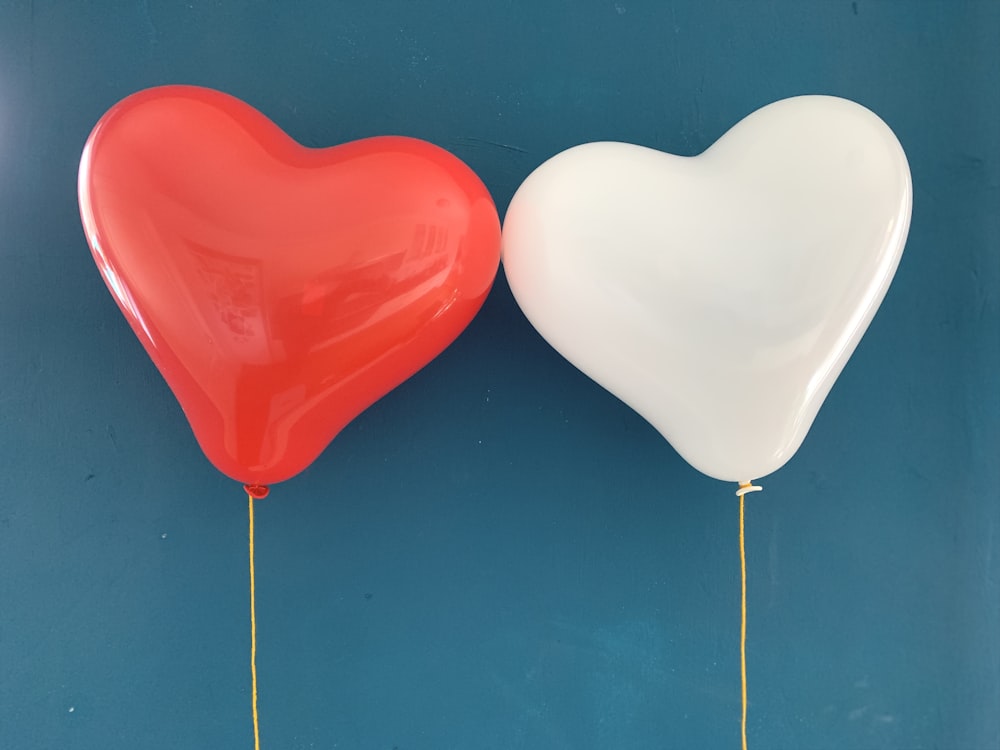 ballon coeur rouge sur surface bleue