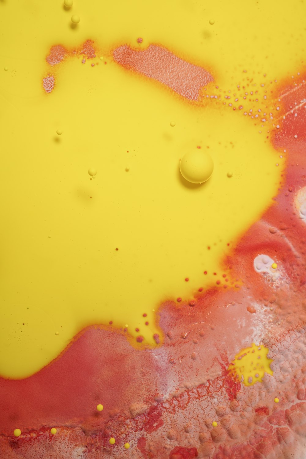 Pintura abstracta amarilla y roja