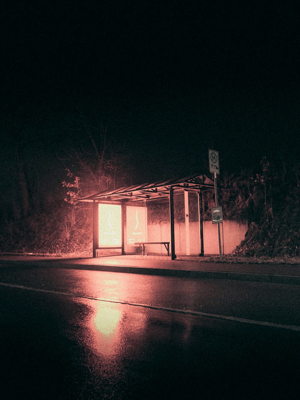 edificio bianco e marrone durante la notte