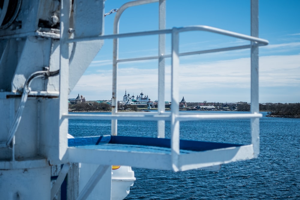 Barco blanco y azul en el mar durante el día