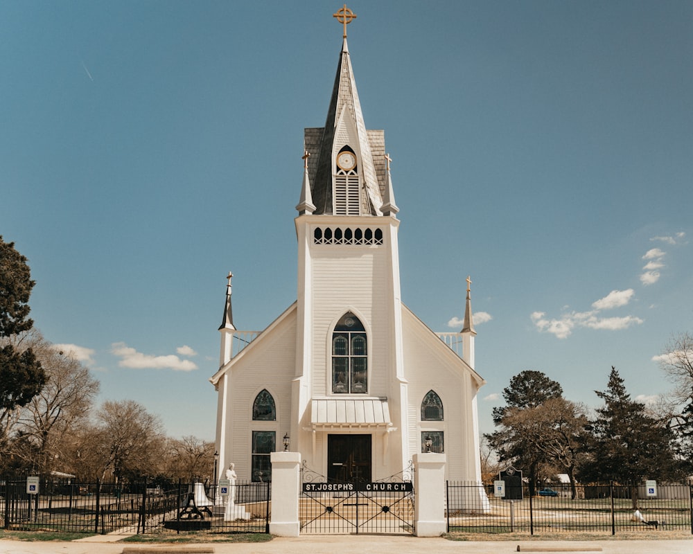 昼間の青空に映える白と茶色のコンクリートの教会