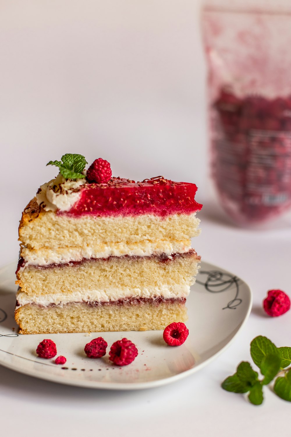 Tarta de fresa en plato de cerámica blanca