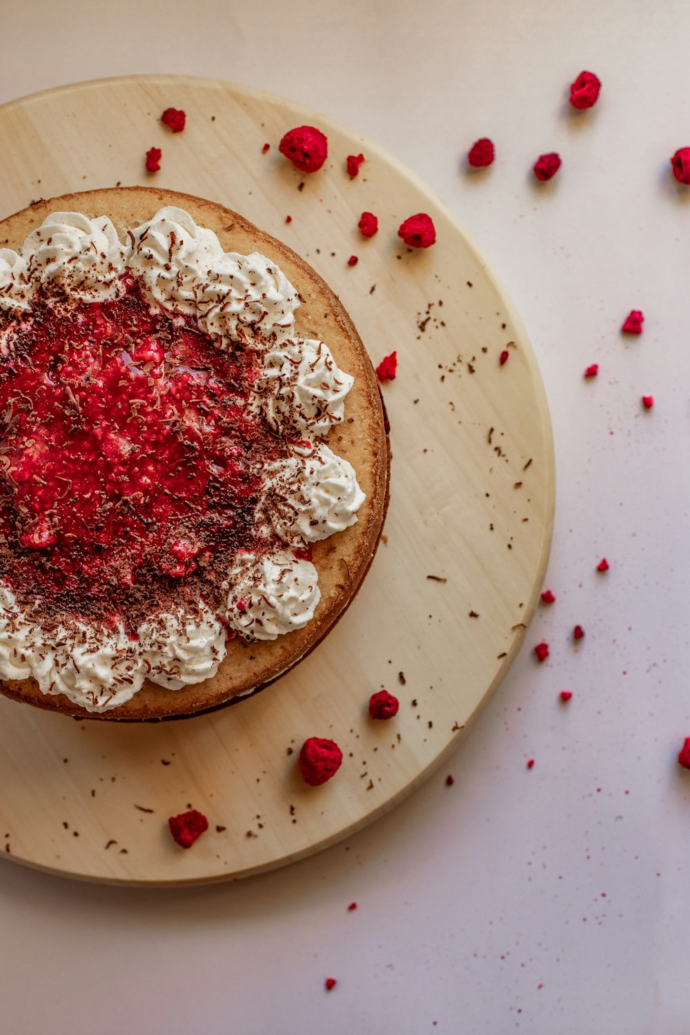 roter und weißer runder Kuchen auf weißem Keramikteller