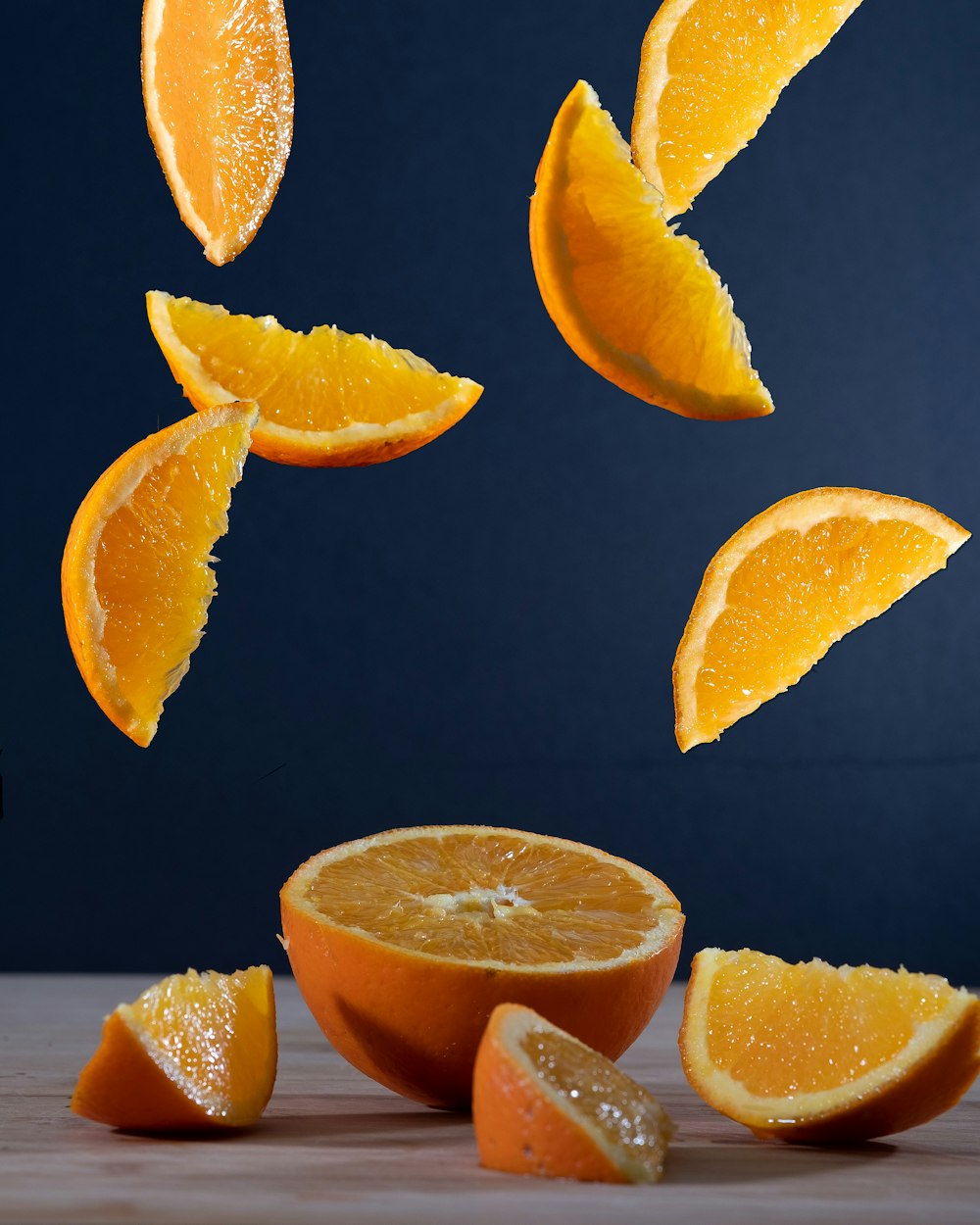 검은 표면에 얇게 썬 오렌지 과일