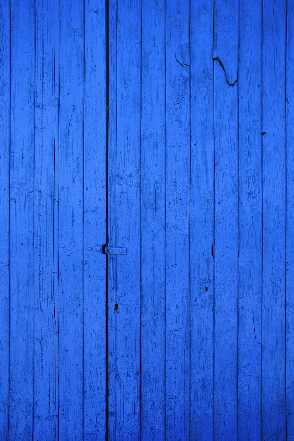 puerta de madera azul con manija de puerta de metal negro