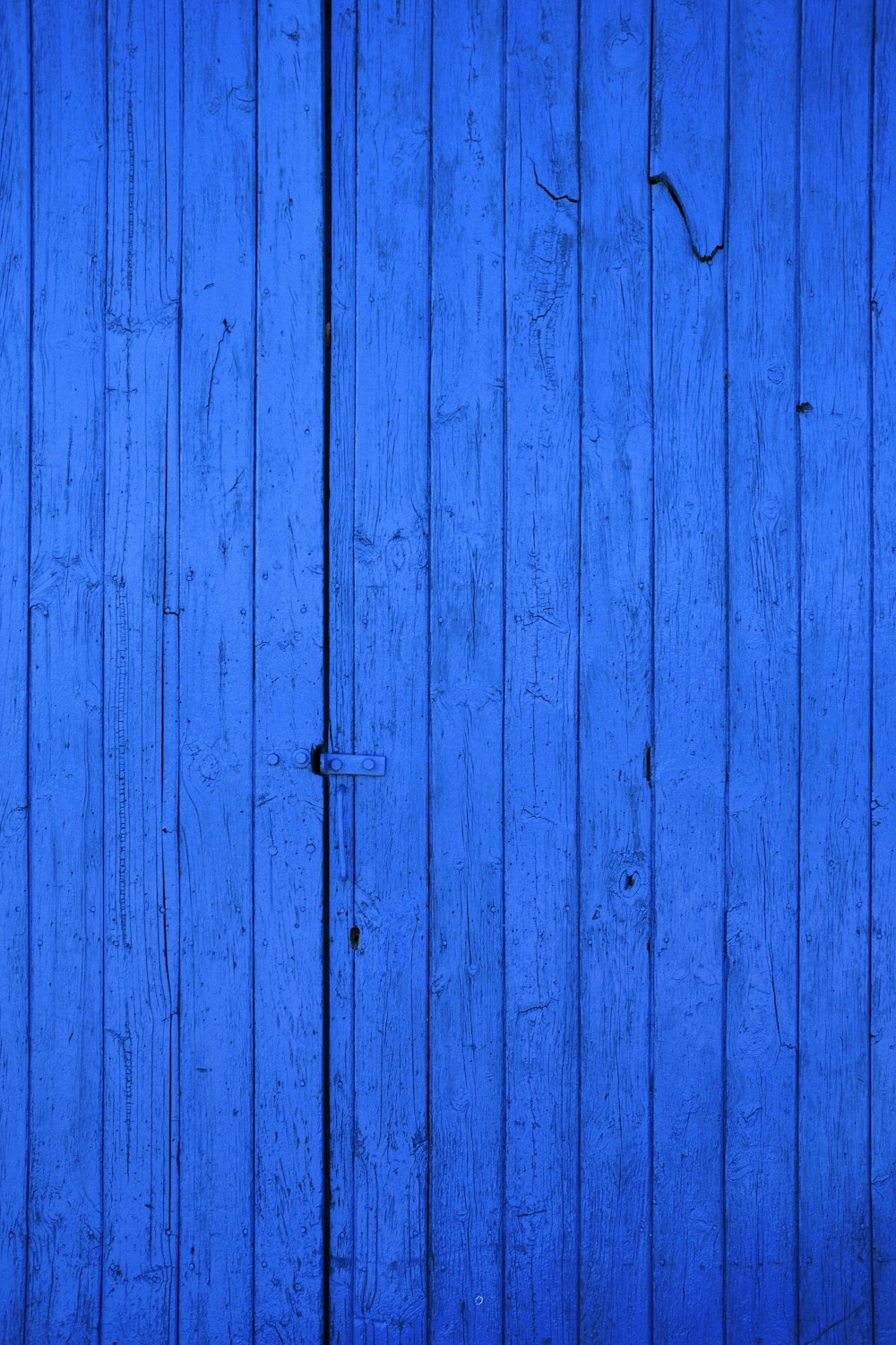 Porte en bois bleu avec poignée de porte en métal noir