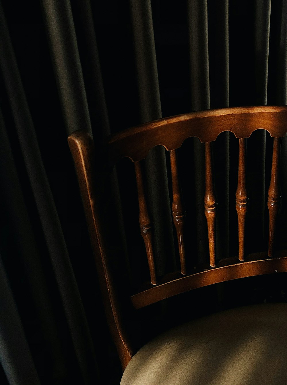 cadeira de madeira marrom no têxtil preto