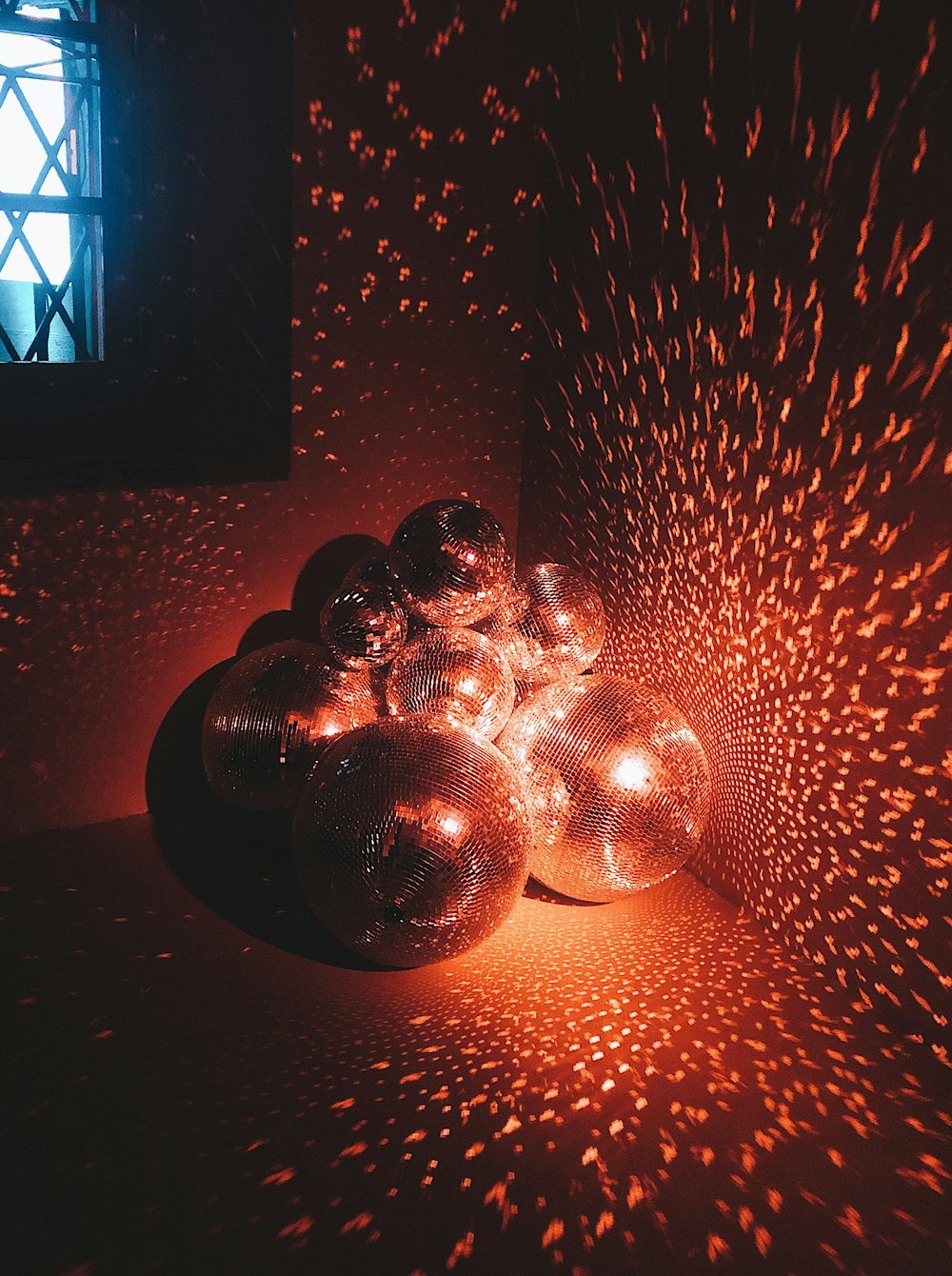 boules de Noël argentées sur mur rouge
