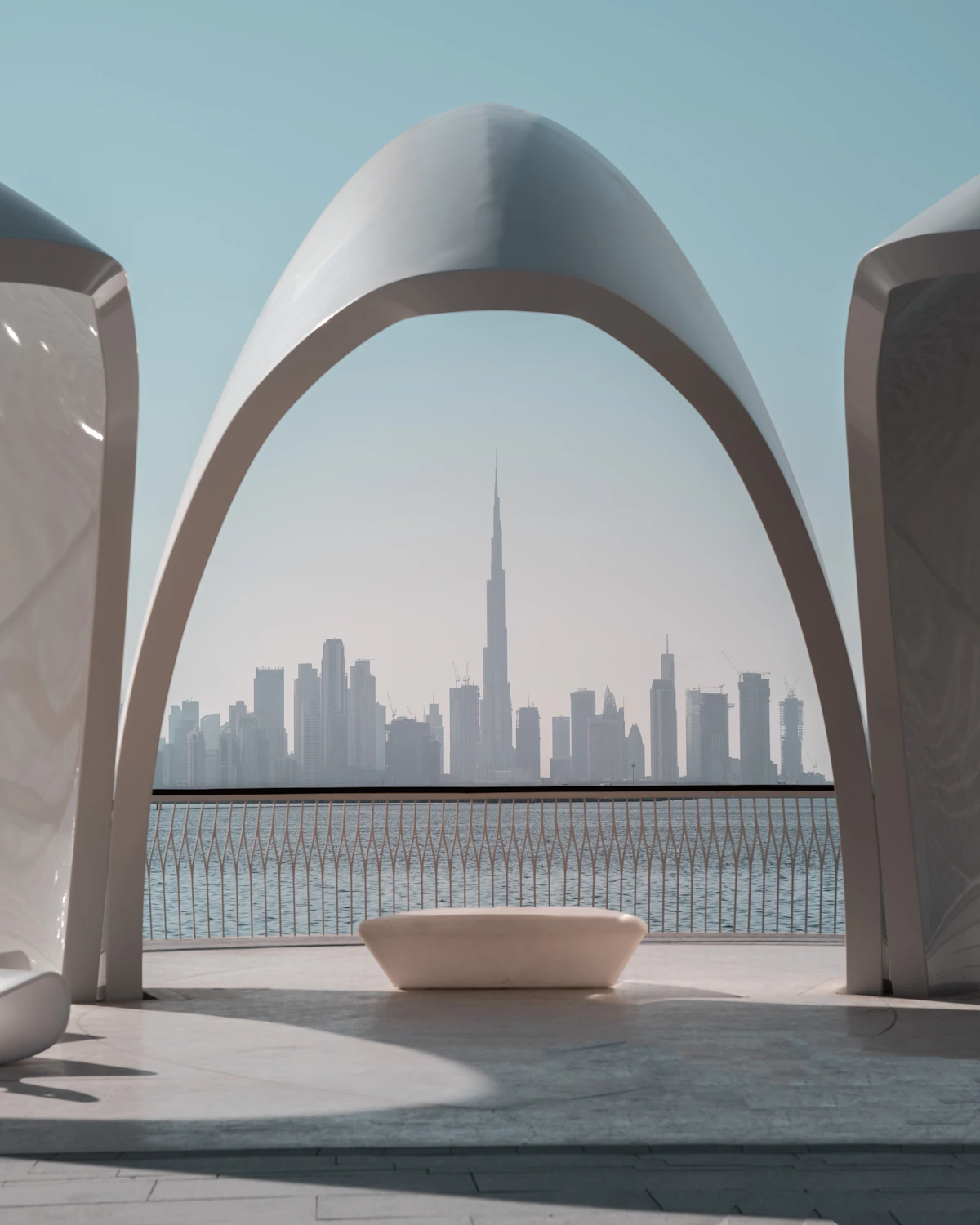Dubai premium konut mimarisi — beyaz beton cephe detayı