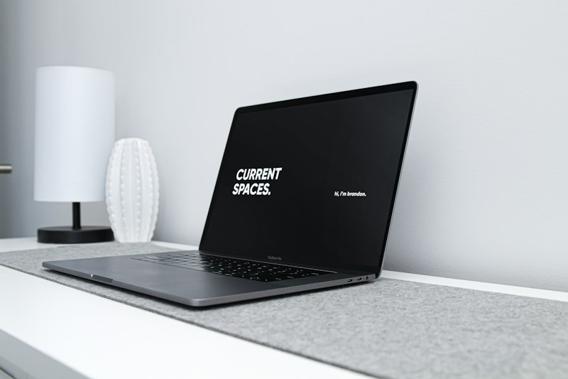 Photographer lên kế hoạch content trên máy tính với calendar
