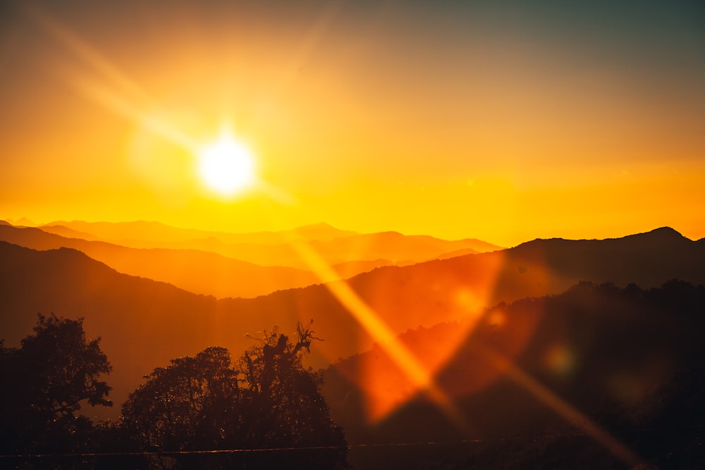 Il sole che tramonta sulle montagne