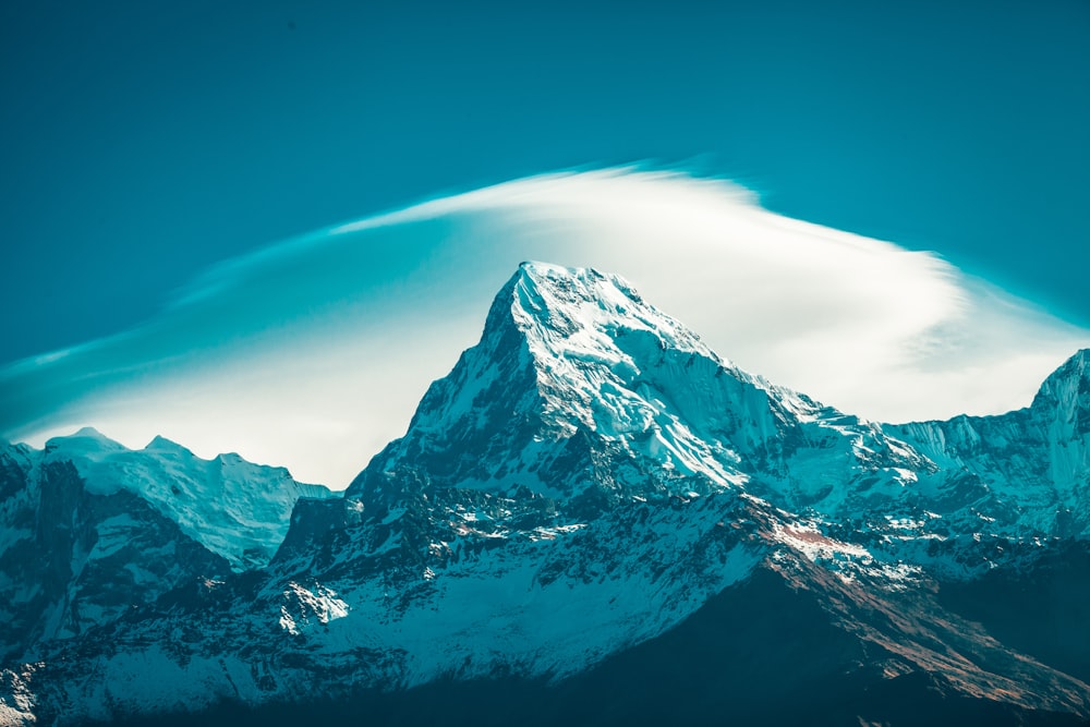 montagne enneigée sous ciel bleu