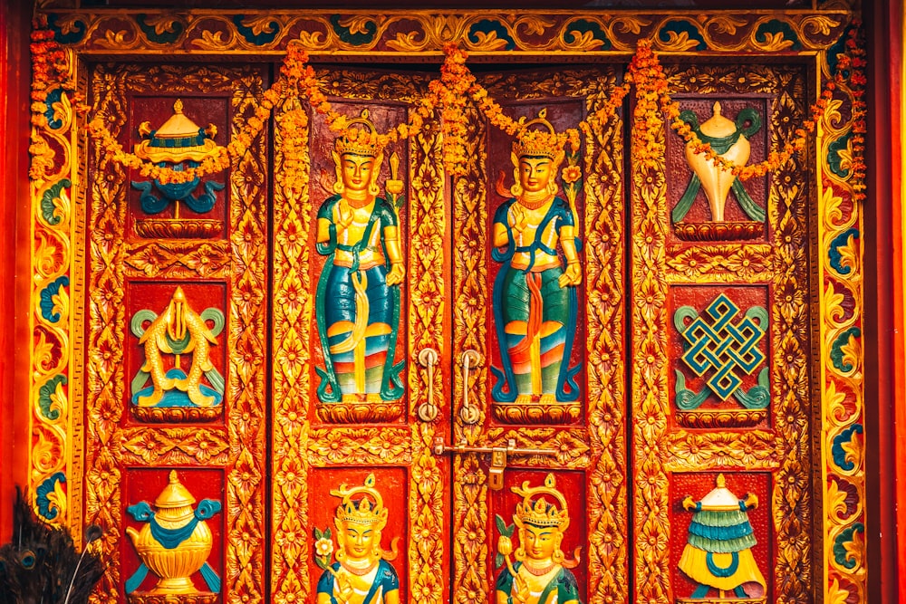 Decorazione murale in legno blu, rosso e giallo