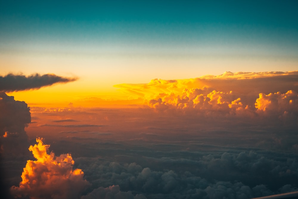 昼間の白い雲と青い空