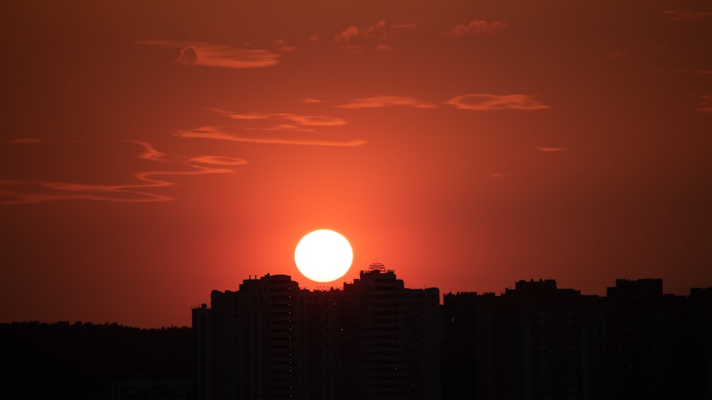 夕暮れ時の街の建物のシルエット