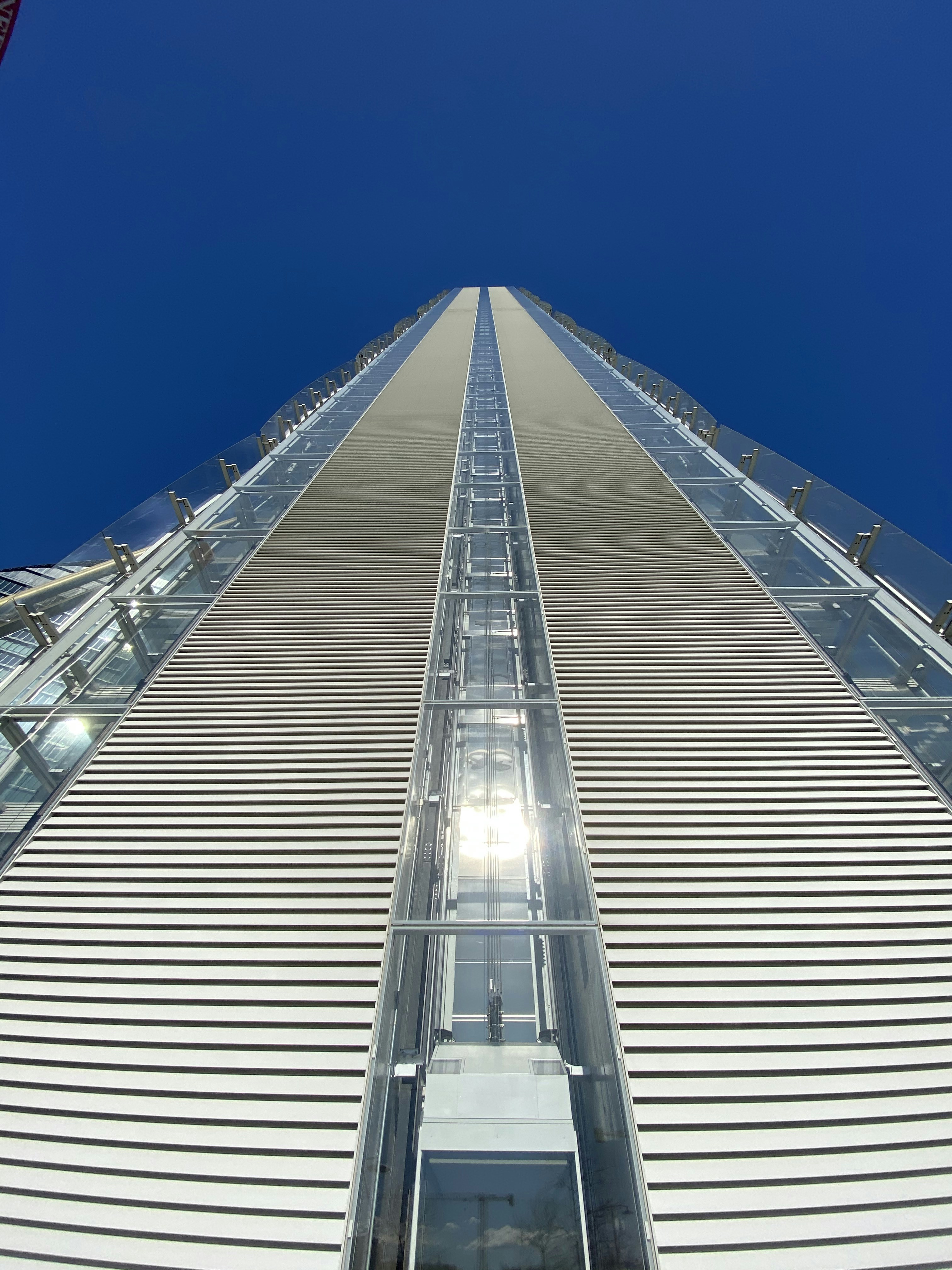 Fotografía de ángulo bajo de un edificio gris y blanco
