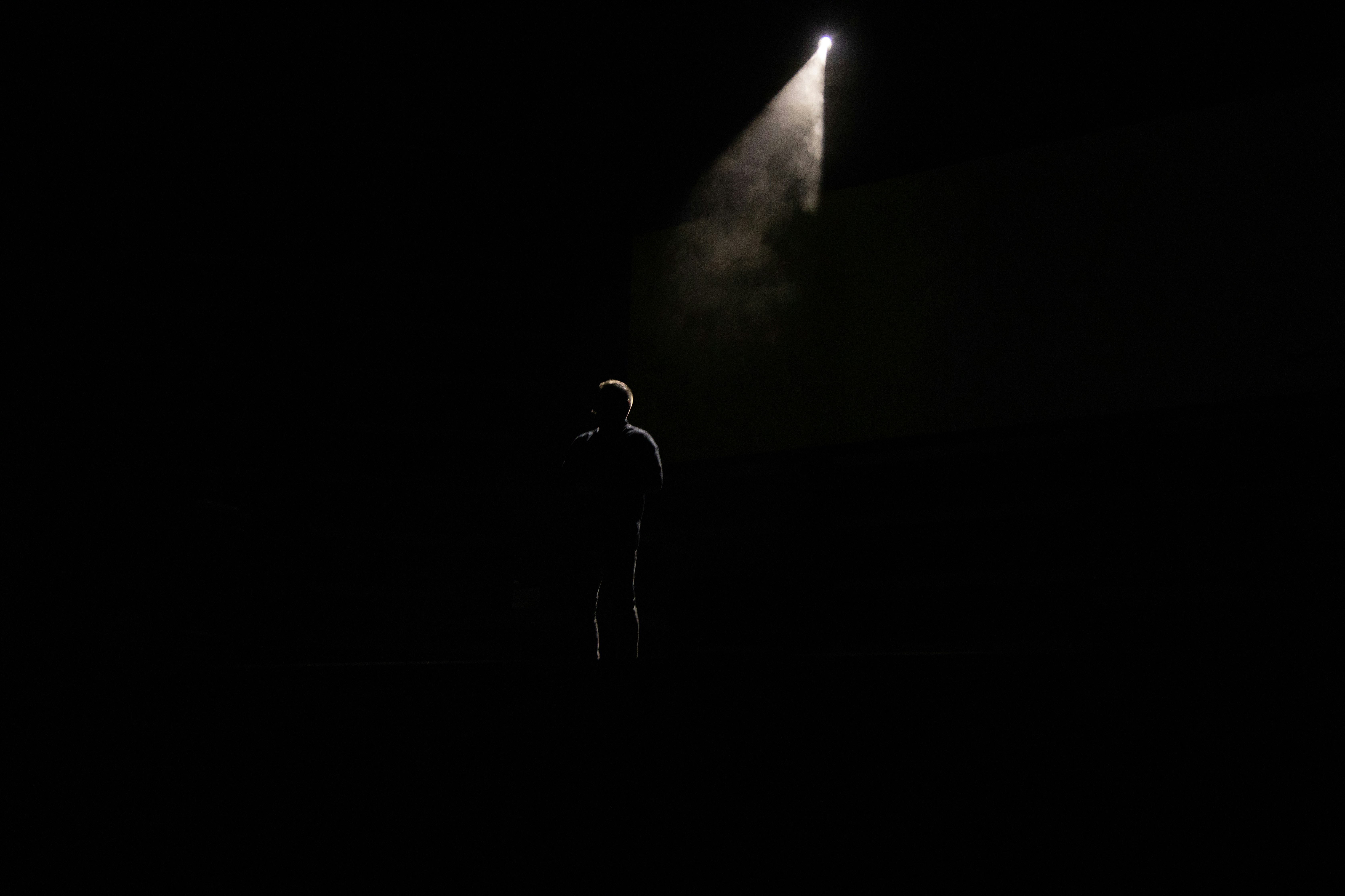 Entre el abismo y el aplomo: el arte de interpretar desde la herida sin derrumbarse en escena