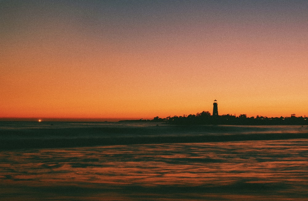 Silhouette des Leuchtturms bei Sonnenuntergang