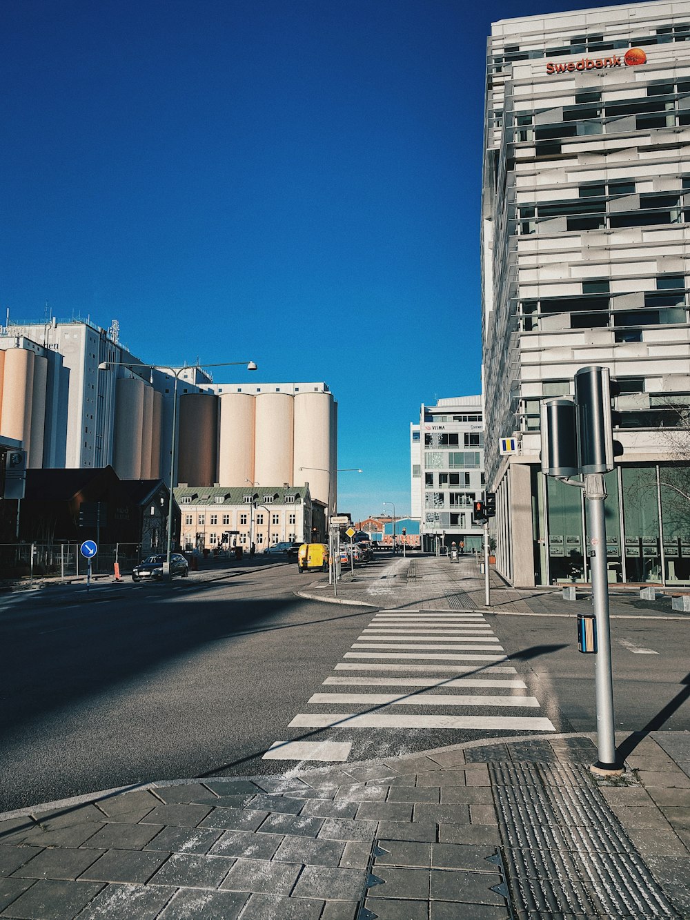 Weiß-blaues Betongebäude tagsüber