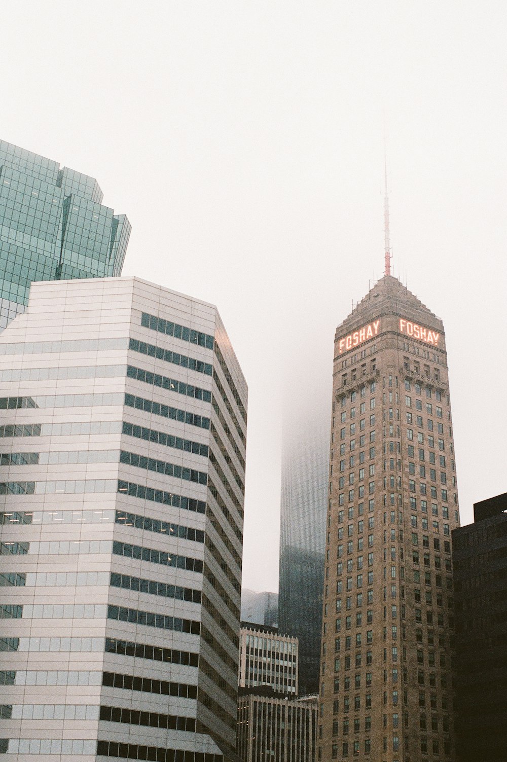 Edificio de hormigón marrón durante el día