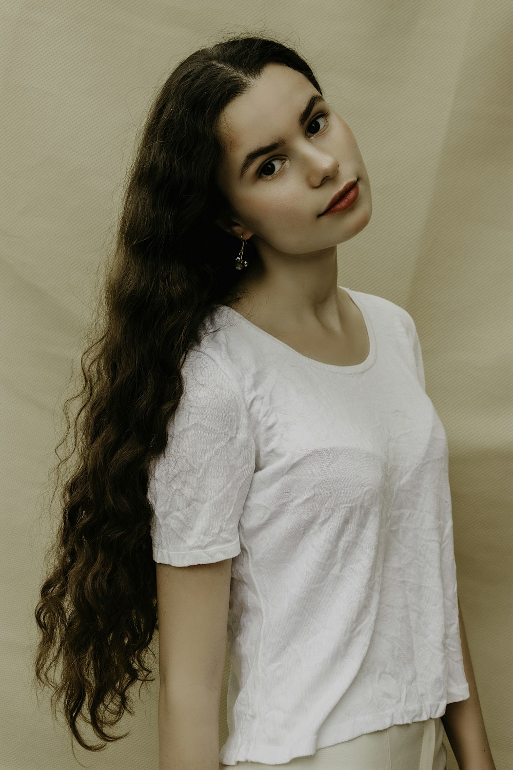 Mujer con camiseta blanca de cuello redondo
