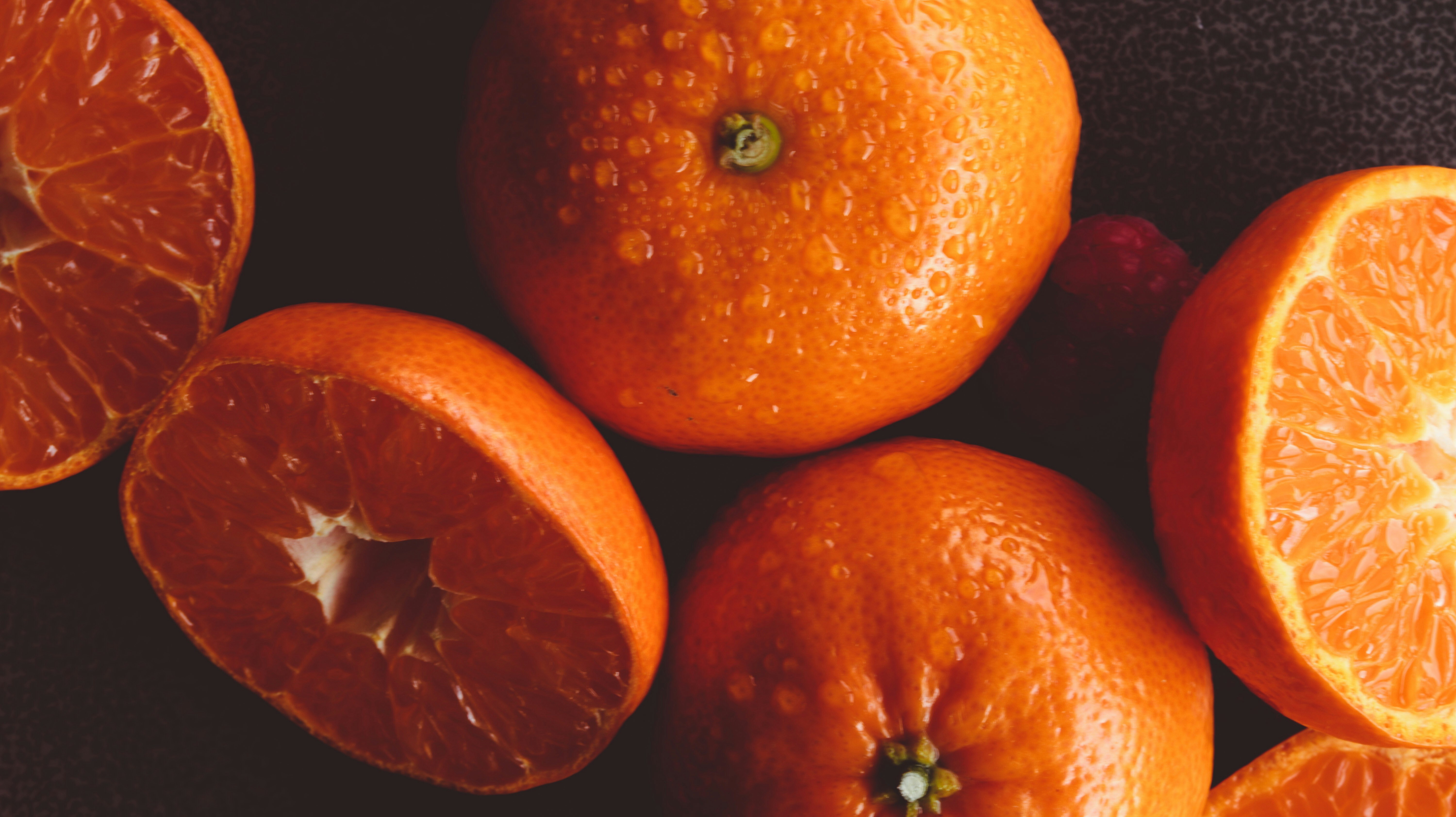 黒の背景に 3 つのオレンジ色の果物の写真 Unsplashで見つける茶色の無料写真