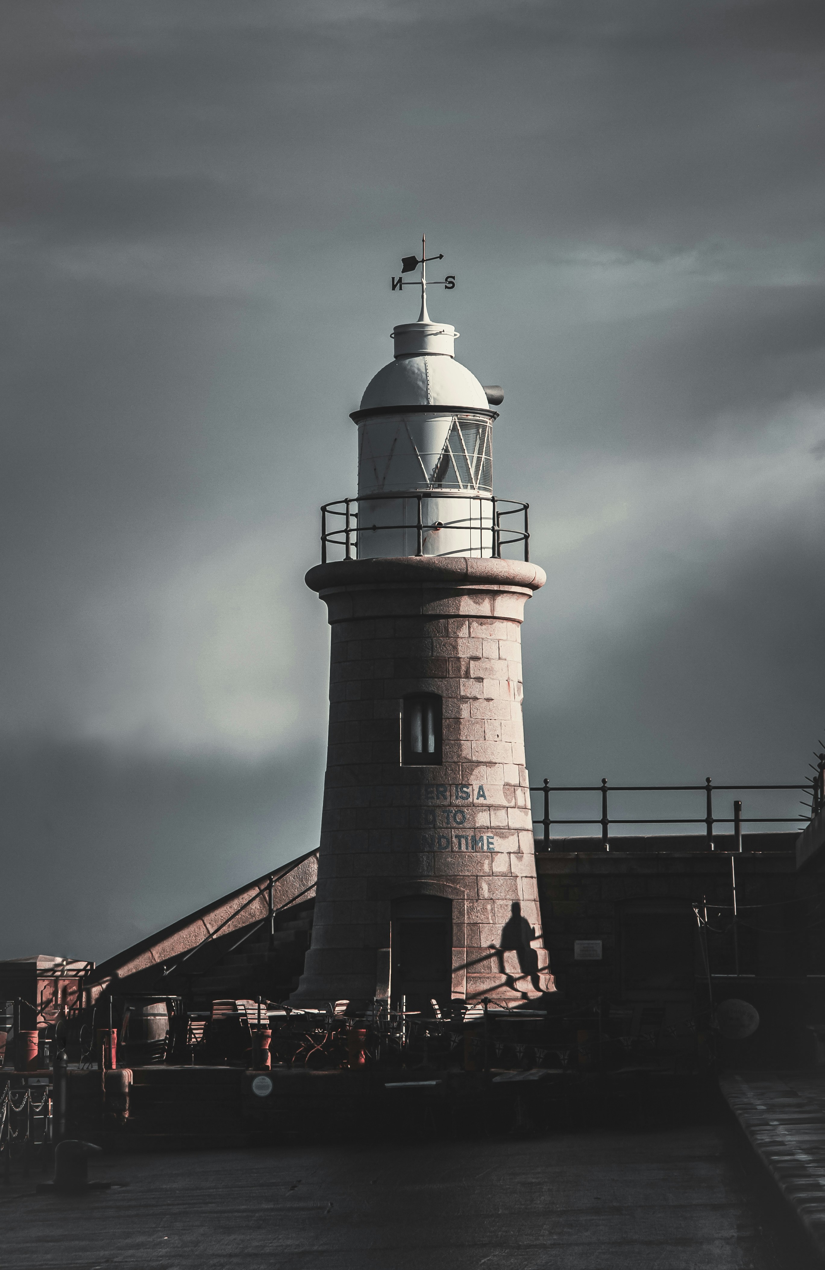 灰色の空の下の白と茶色のコンクリートの建物