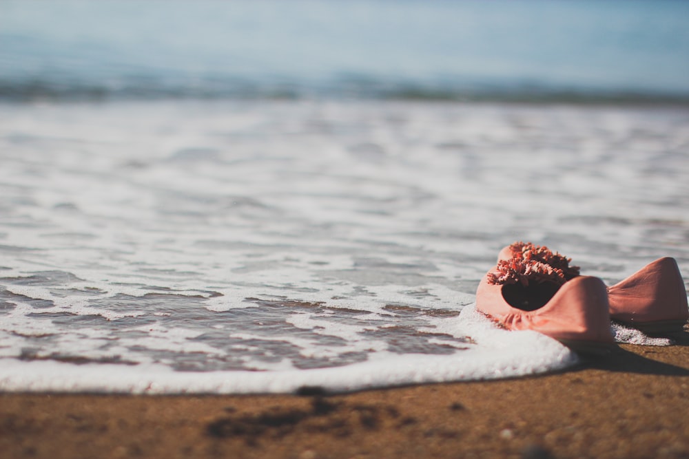 Persona acostada en la orilla de la playa durante el día