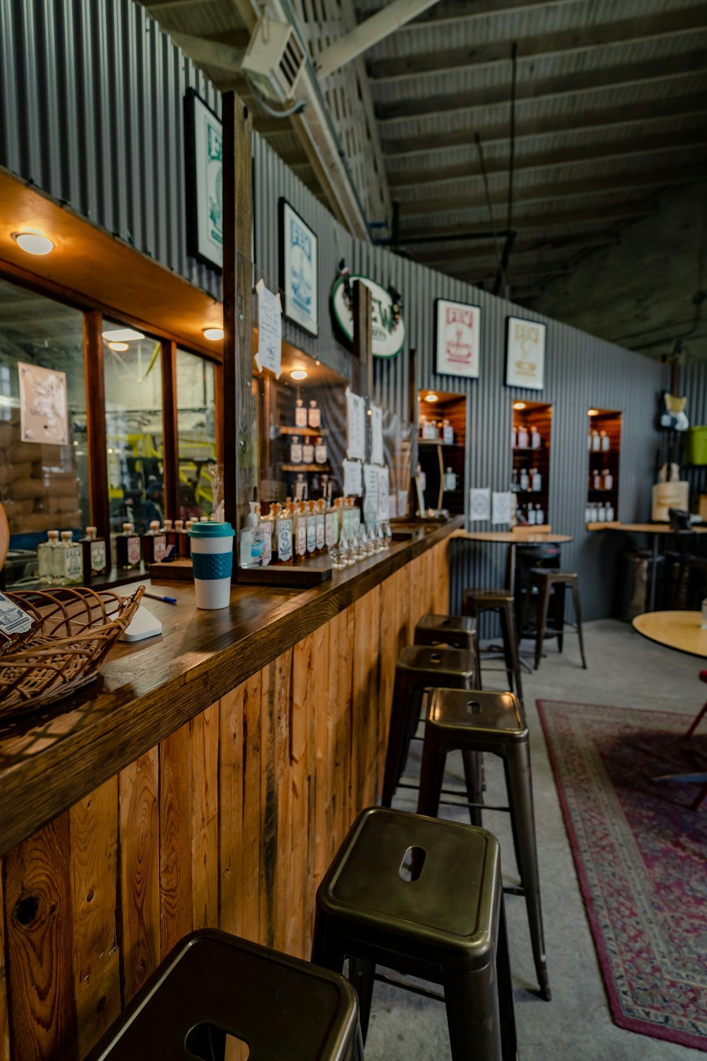 Taburetes de bar de madera marrón cerca de mesa de madera marrón