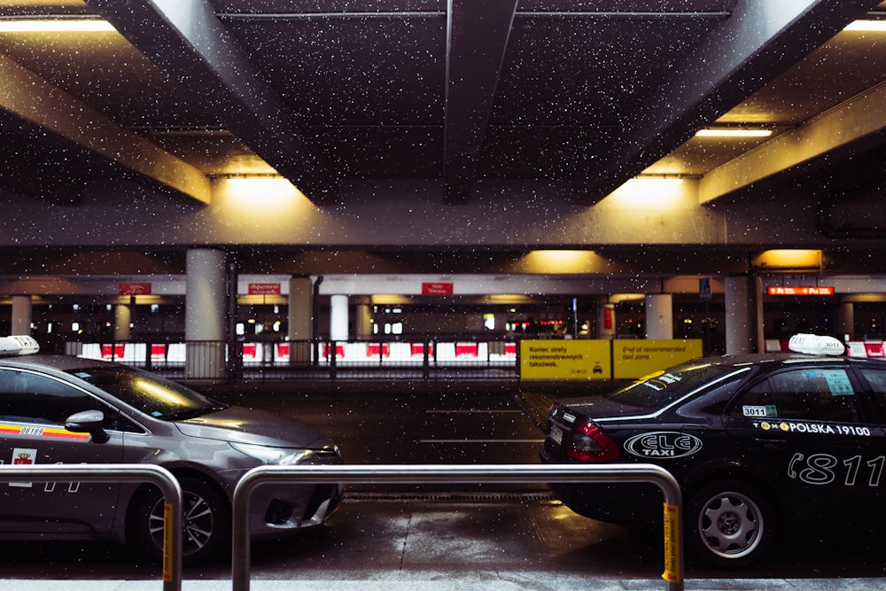 berline noire garée dans le parking