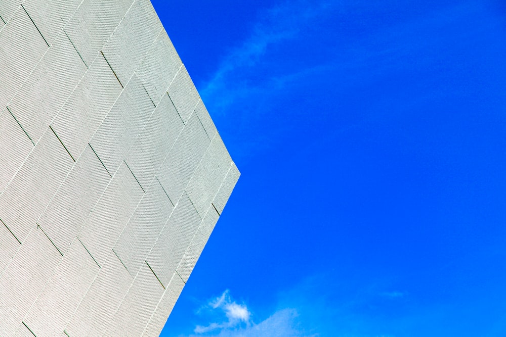 昼間の青空に覆われた灰色のコンクリートの建物