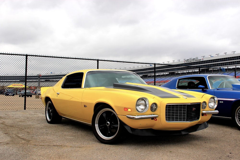 Chevrolet Camaro jaune sur la route pendant la journée