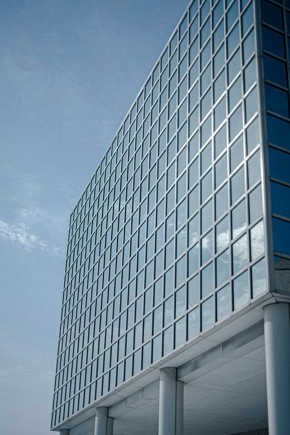 edifício com paredes de vidro branco e azul