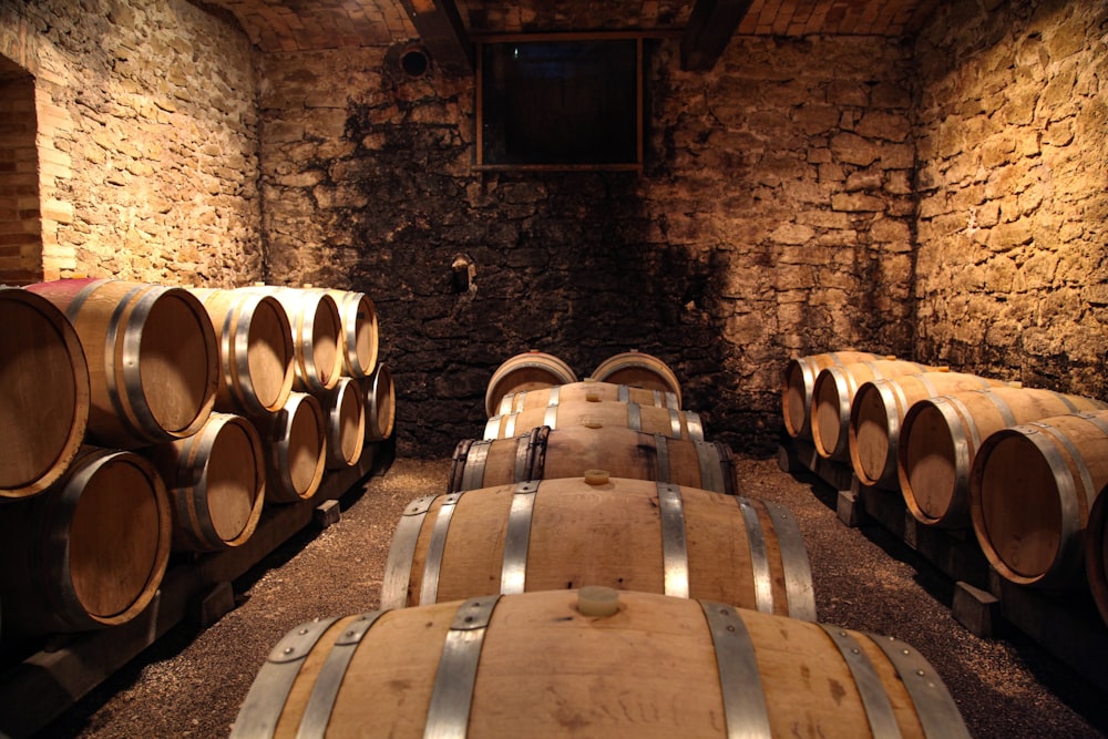 barils en bois brun sur mur de briques brunes