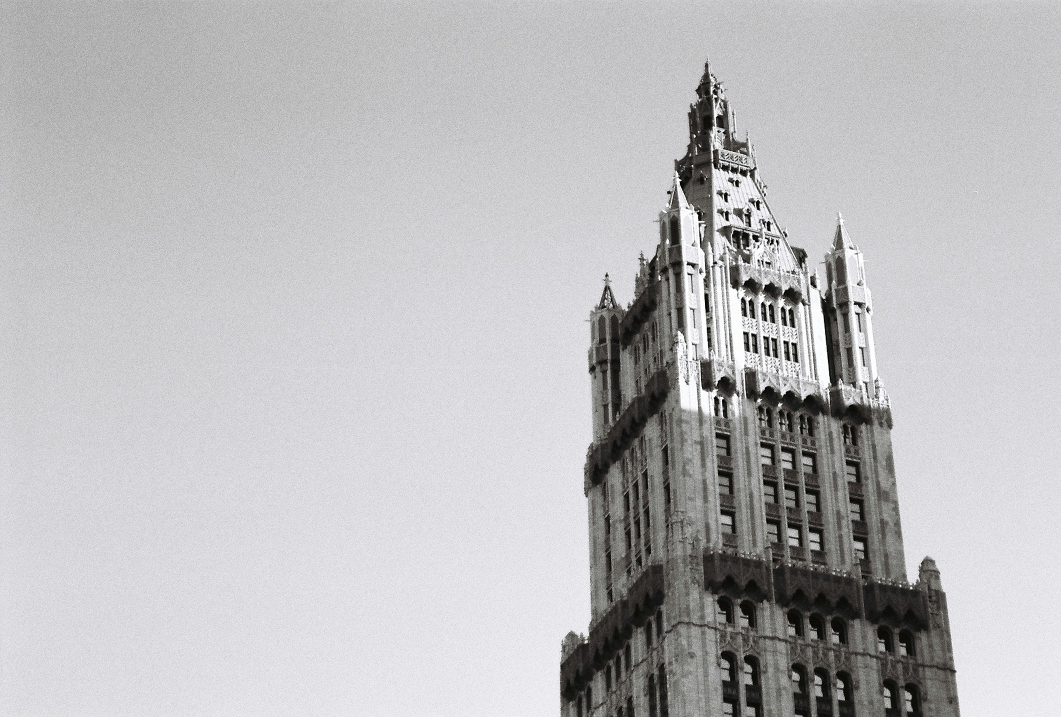 Graustufenfoto eines Betongebäudes