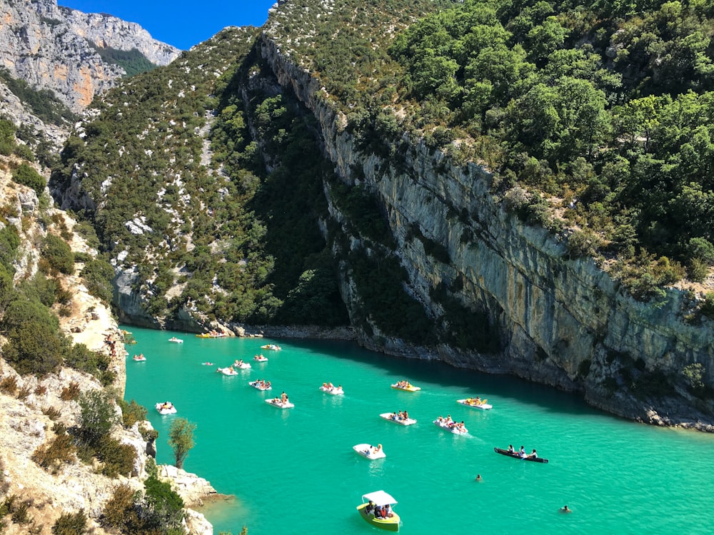 pessoas nadando no lago durante o dia